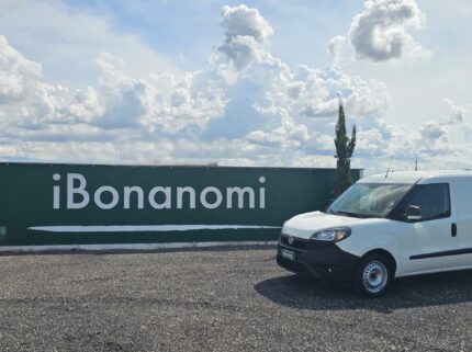 Fiat Doblò Maxi con cassone prolungato del 2020 davanti all'insegna iBonanomi