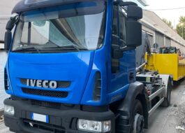 Iveco Eurocargo scarrabile usato visto di tre quarti anteriore