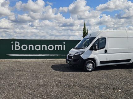 Peugeot Boxer L2 H2 del 2024 di fianco davanti all'insegna iBonanomi
