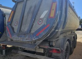 Semirimorchio ribaltabile CargoTrailers 3 assi con asse sollevabile, posteriore di tre quarti