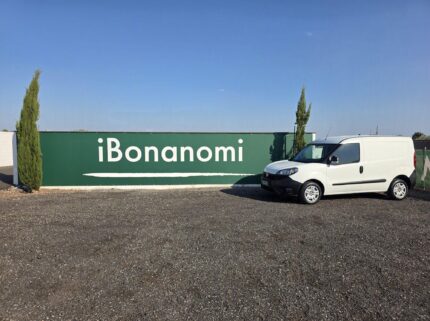 Fiat Doblò 2022 usato parcheggiato davanti all'insegna iBonanomi