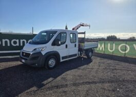 Fiat Ducato doppia cabina gru Fassi F26 vista tre quarti anteriore