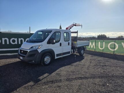Fiat Ducato doppia cabina gru Fassi F26 vista tre quarti anteriore
