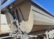 Semirimorchio ribaltabile CargoTrailers 3 assi con asse sollevabile, frontale della vasca