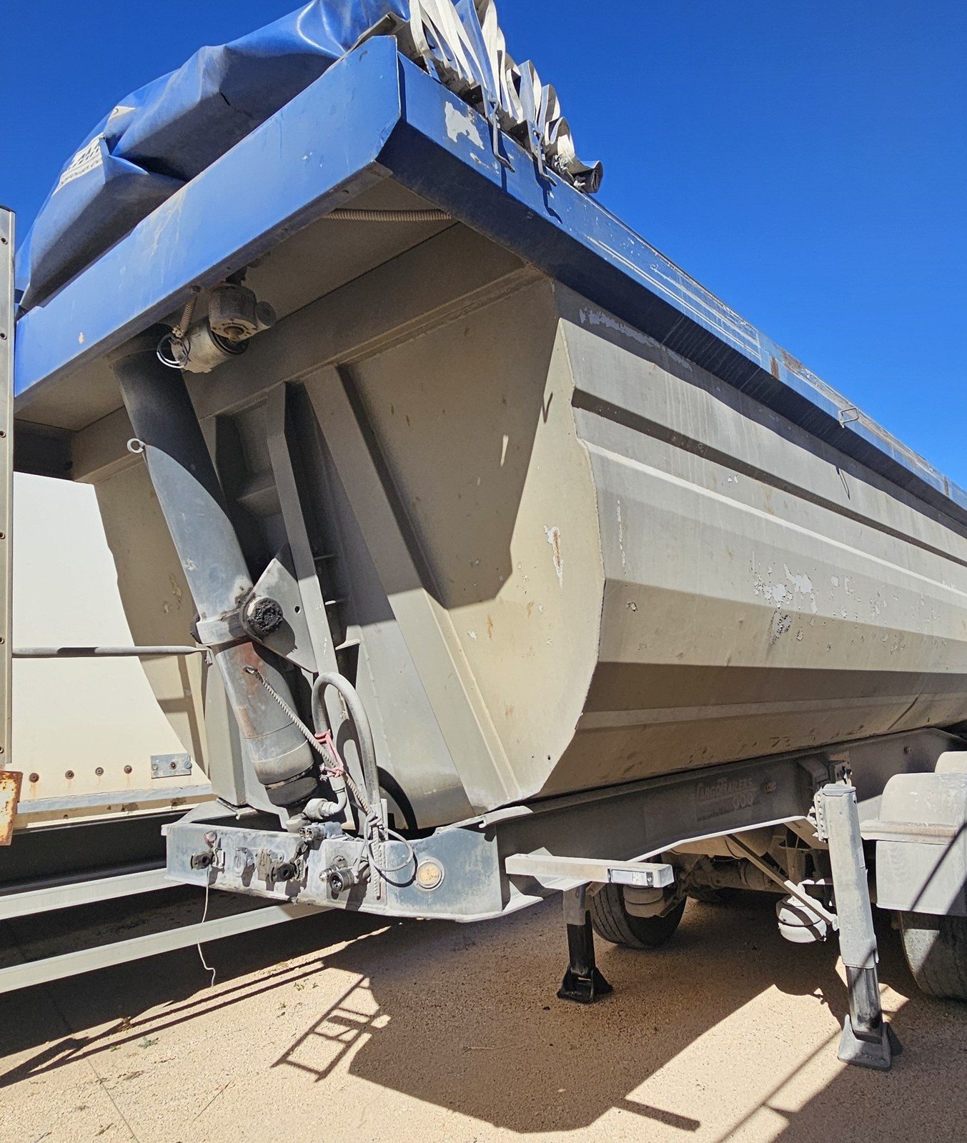 Semirimorchio ribaltabile CargoTrailers 3 assi con asse sollevabile, frontale della vasca