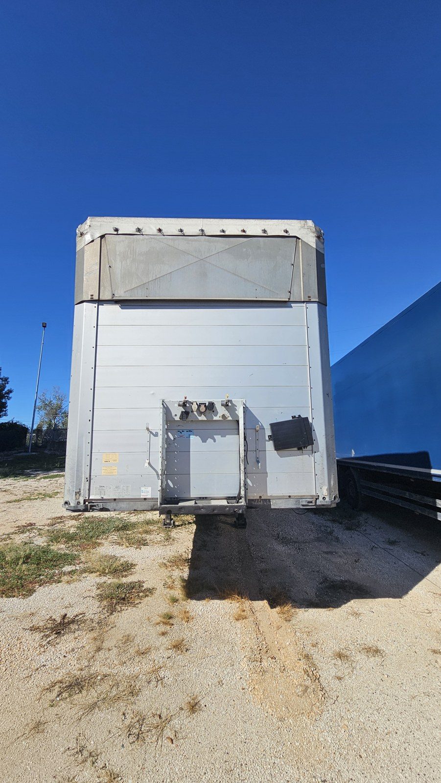 Semirimorchio centinato Schmitz Cargobull 3 assi 2014, vista frontale
