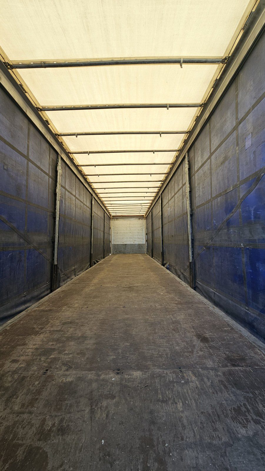 Semirimorchio centinato Schmitz Cargobull 3 assi 2014, vano di carico