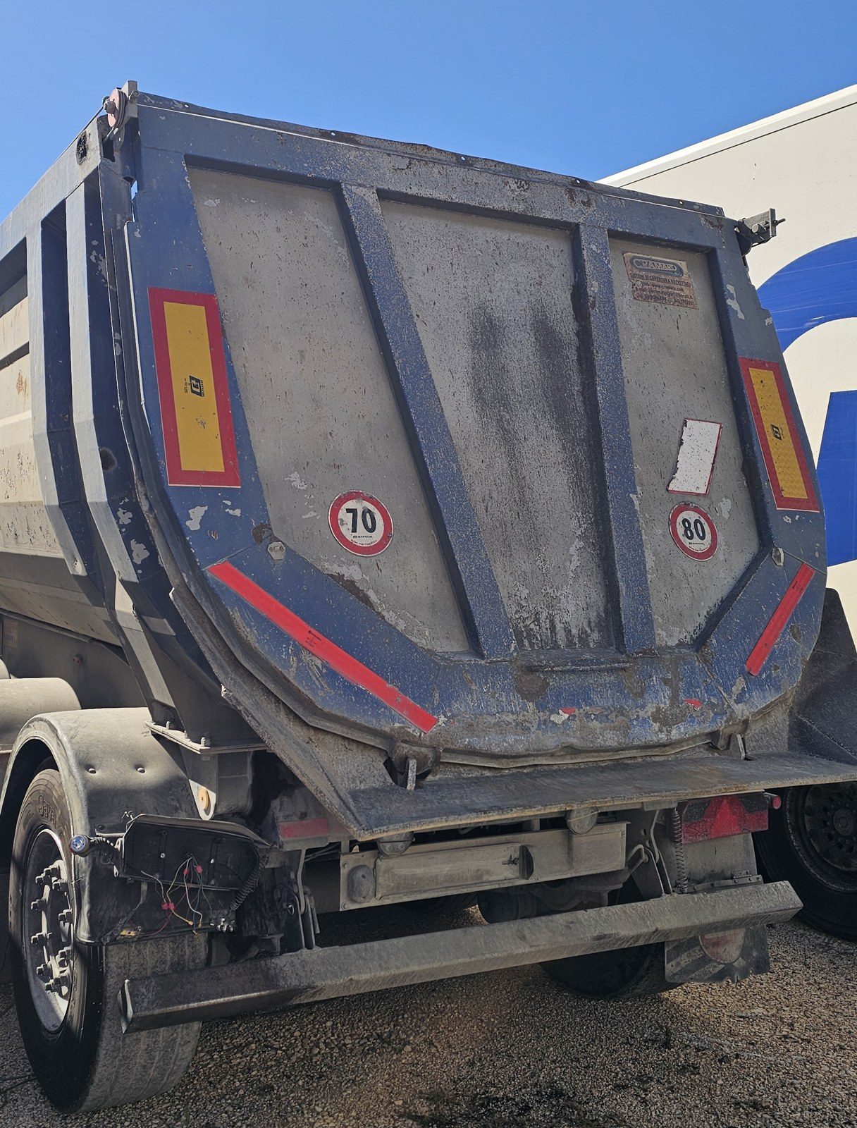 Semirimorchio ribaltabile CargoTrailers 3 assi con asse sollevabile, vista posteriore