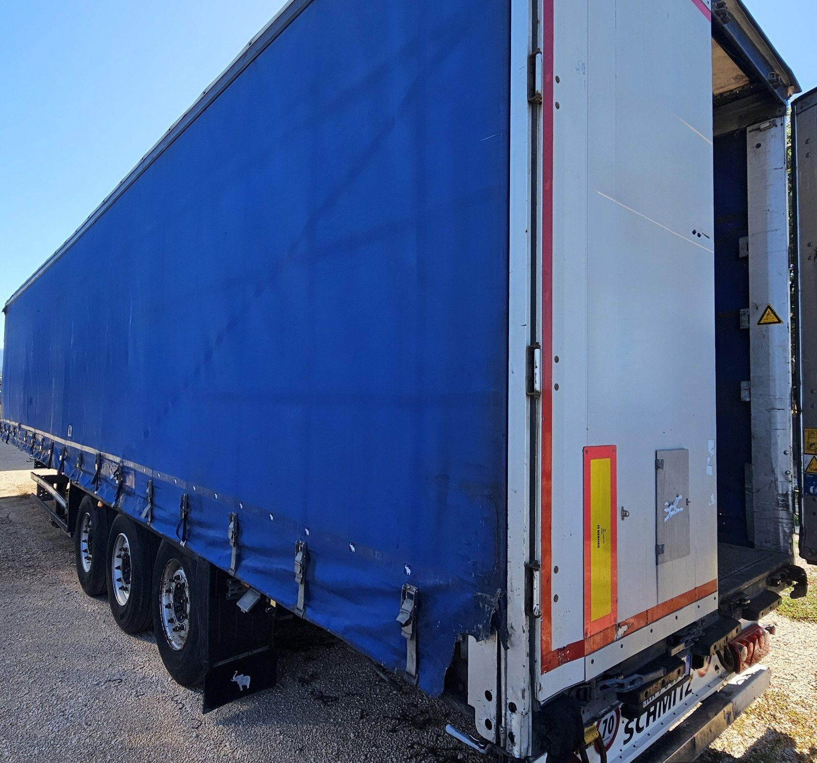Semirimorchio centinato Schmitz Cargobull 3 assi 2014, vista posteriore