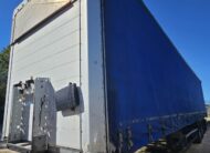 Semirimorchio centinato Schmitz Cargobull 3 assi 2014, frontale di tre quarti