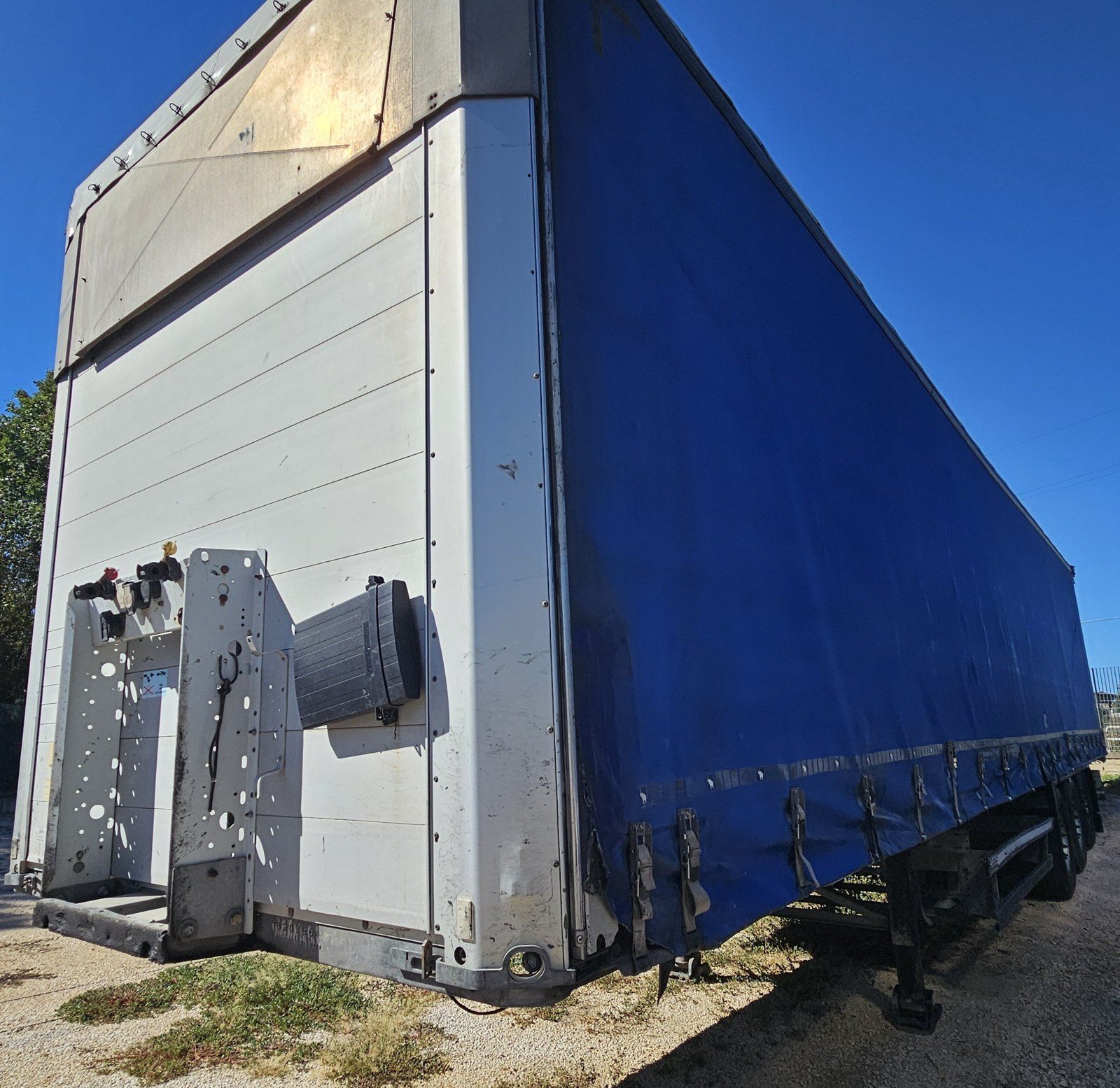 Semirimorchio centinato Schmitz Cargobull 3 assi 2014, frontale di tre quarti