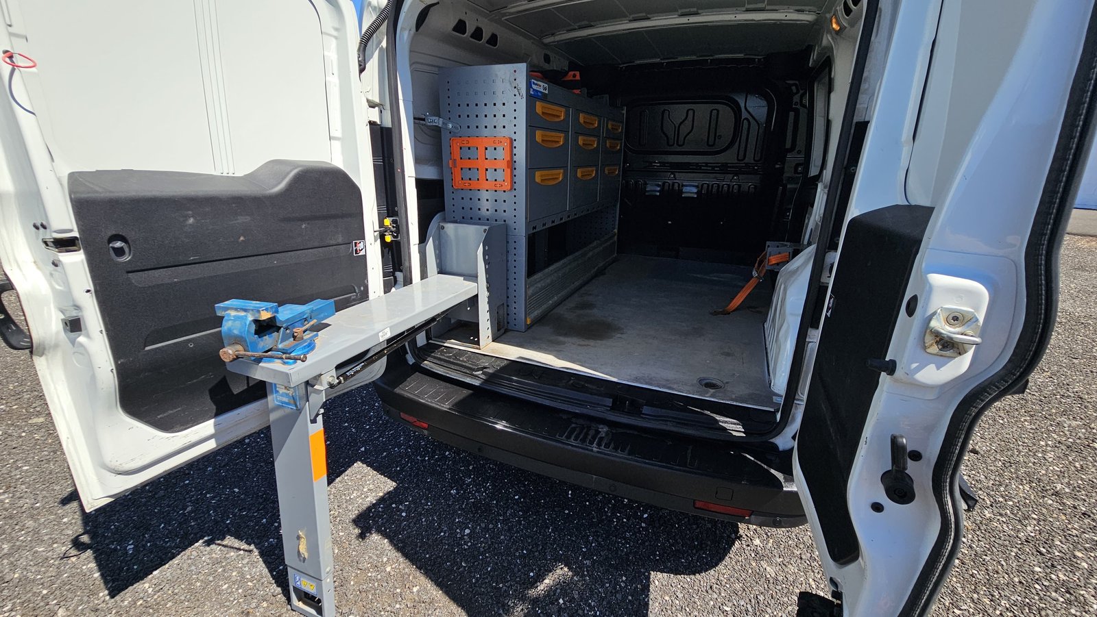 Fiat Doblò Maxi officina mobile, morsa estraibile sul paraurti posteriore