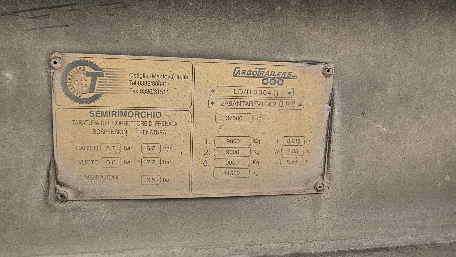 Semirimorchio ribaltabile CargoTrailers 3 assi con asse sollevabile, targhetta del costruttore