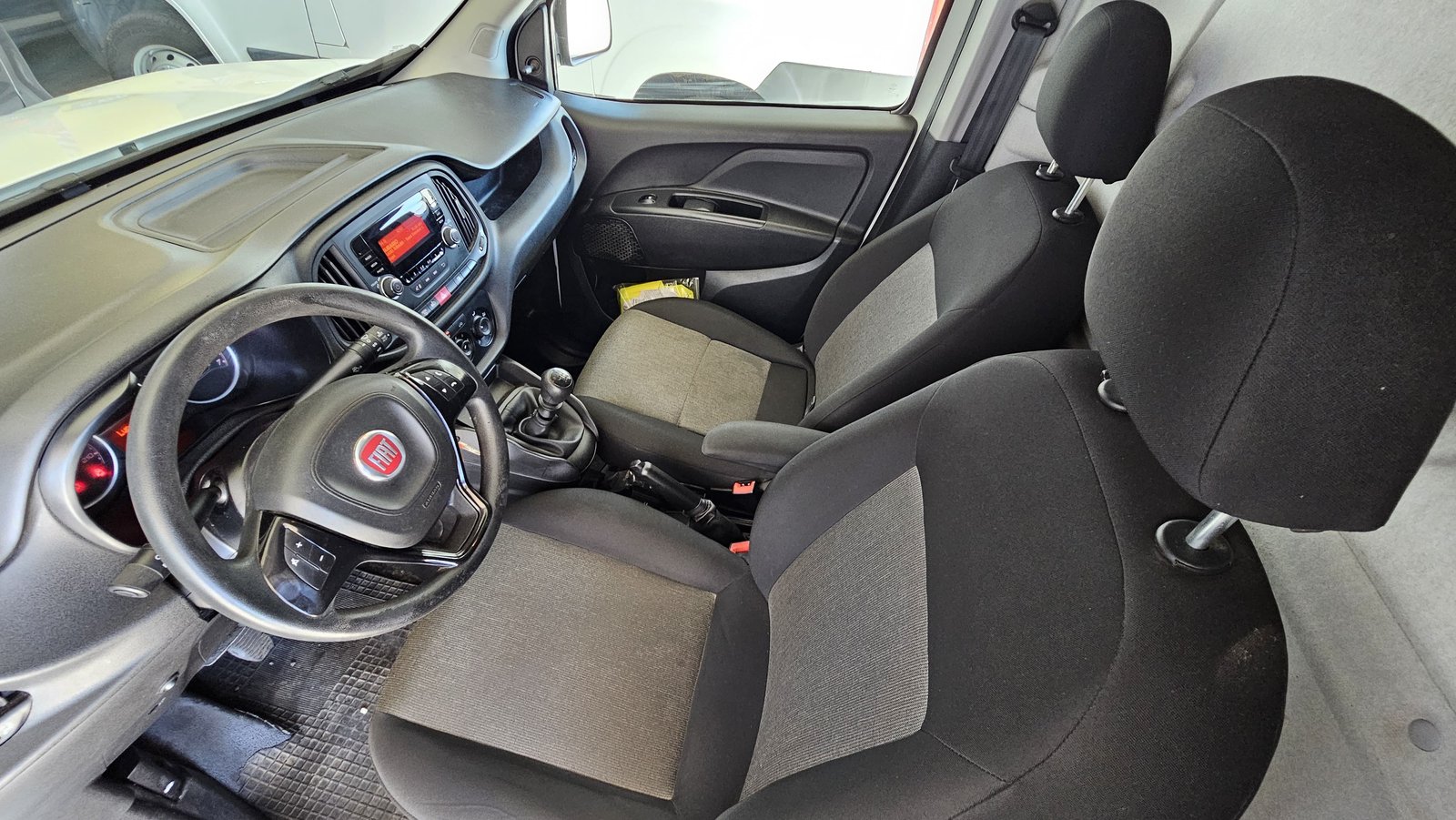 Fiat Doblò Maxi officina mobile, abitacolo e sedili anteriori