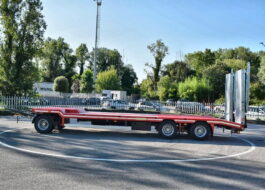 Rimorchio Bertoja Supercondor vista laterale con rampe sollevate